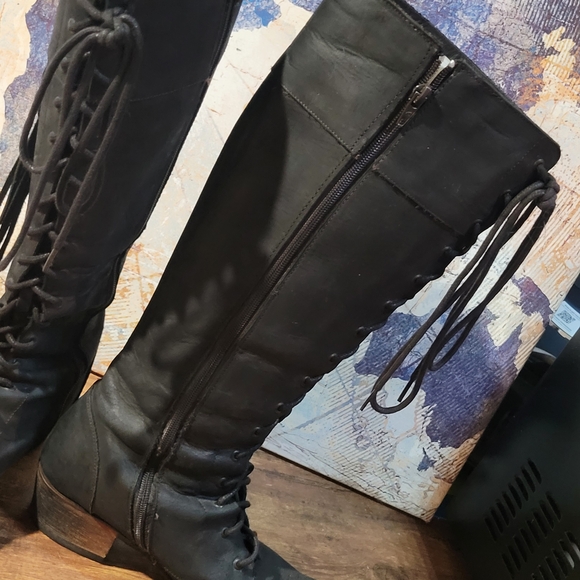 Edgy Junk Gypsy By Lane Stunning Distressed Black Leather Boots With Fringe. - Picture 9 of 16